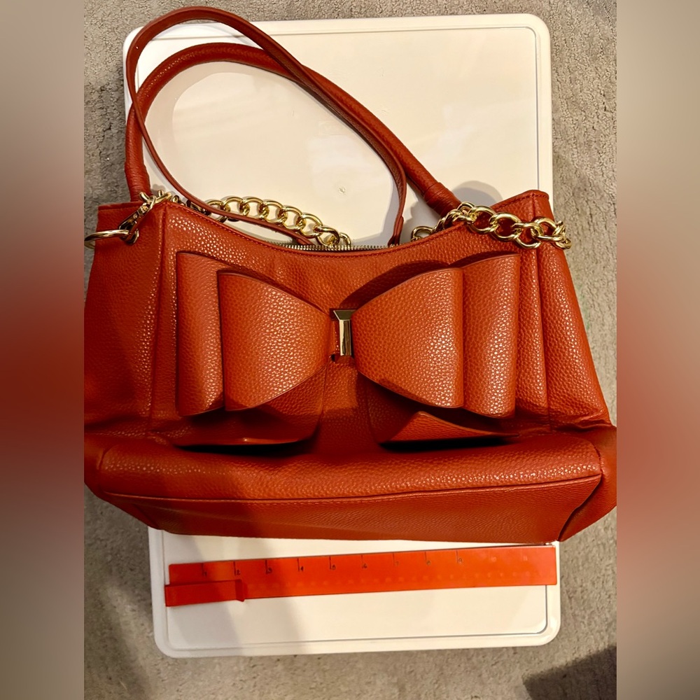 462- burnt orange bow shoulder bag